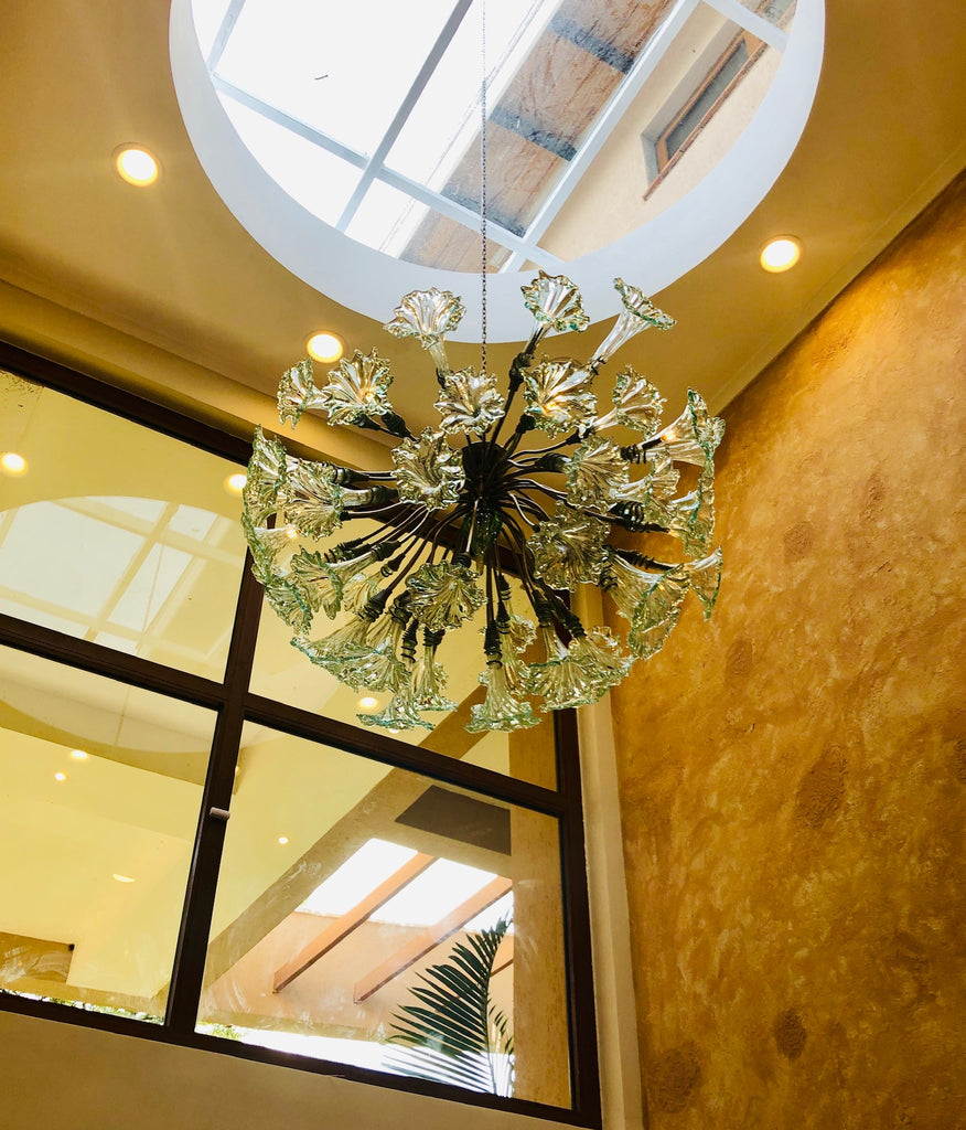 Chandelier 'Clarity' with LEDs in 18 flowers